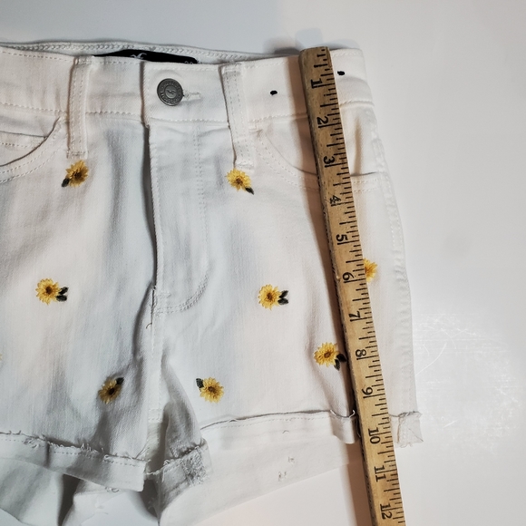 Hollister girls white shorts 23" waist Flower embroidery with tan t-shirt. - Picture 5 of 11
